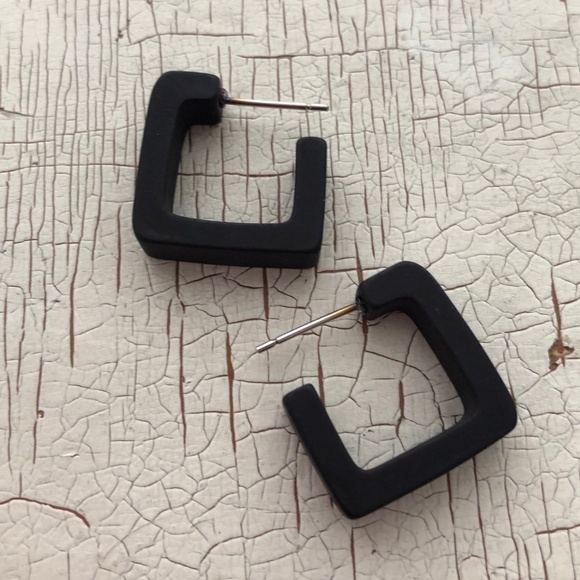 Geometric Square Hoop Black Small Earrings - Picture 2 of 8